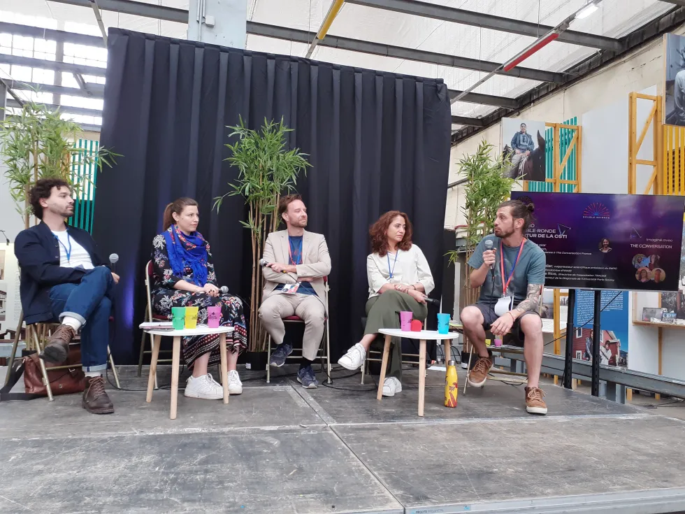 Photo de cinq personnes pendant une table ronde.